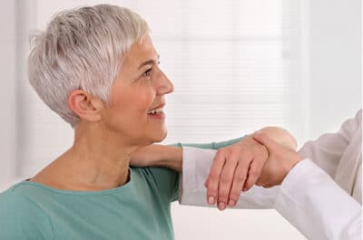 Qu’est-ce que l'ostéopathie en gériatrie | clinique ostéopathie Paris | Jérôme Auger | Paris 16