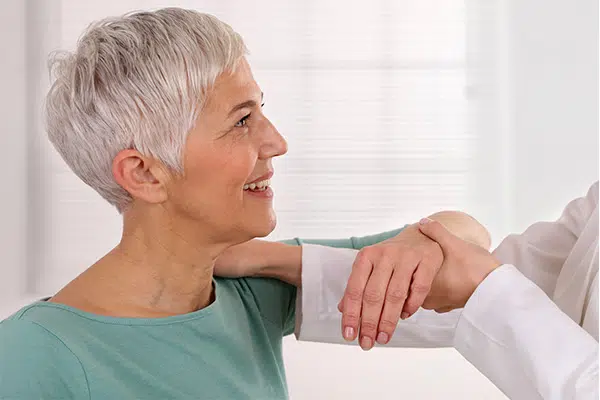 Qu’est-ce que l'ostéopathie en gériatrie | clinique ostéopathie Paris | Jérôme Auger | Paris 16
