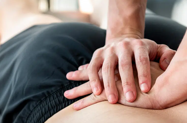 Un professionnel faisant une therapie manuelle orthopedique sur le dos d un patient | Dr Jerome Auger Paris 16
